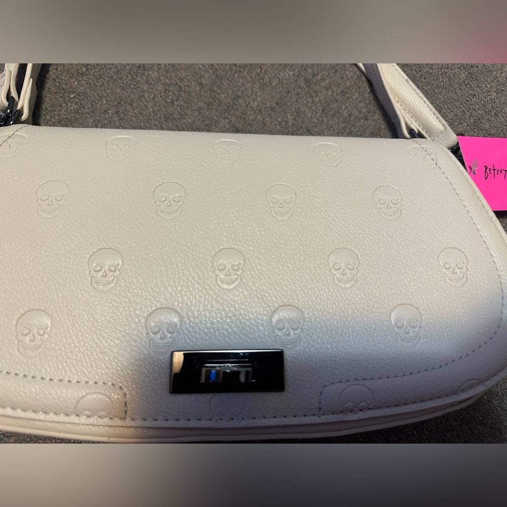 Betsey Johnson Embossed Skull Crossbody Bag Handbag Dead XO Marci Chalk White - Picture 6 of 15